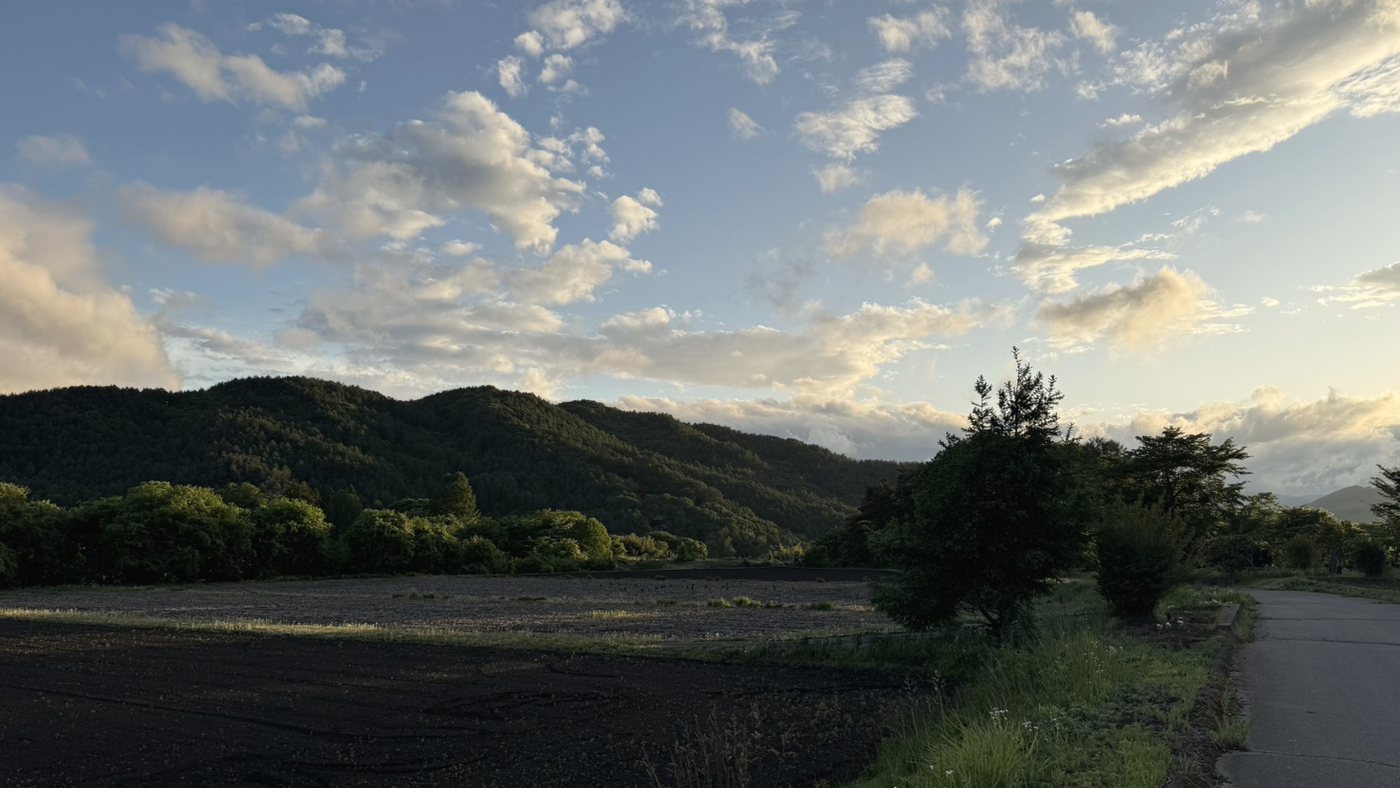 夕方の山並みと畑。拠点のある長野県茅野市周辺の風景。八ヶ岳の裾野にあたる