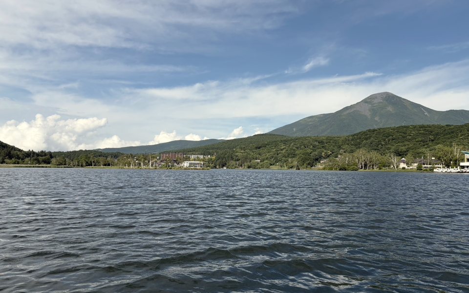 白樺湖と蓼科山。拠点のある長野県茅野市の風景